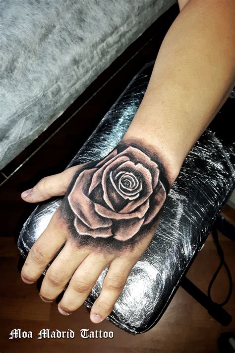 rosa en la mano tatto|tatuajes de rosas en mano.